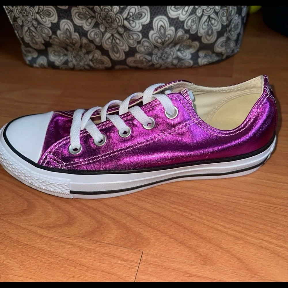 SOLD!! Converse Women’s Chuck Taylor Sneakers in Metallic Magenta. - Picture 2 of 10